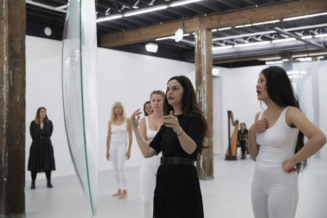 Mel O’Callaghan, Respire, respire, 2019, performance and installation at Artspace, Sydney, courtesy the artist and Kronenberg Mais Wright, Sydney; Galerie Allen, Paris; Belo-Galsterer, Lisbon. Photo: Zan Wimberley