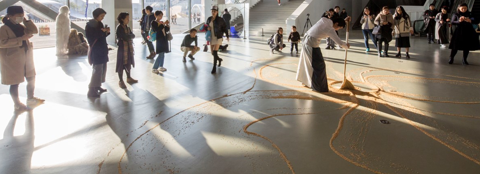 Lee Mingwei, Our Labyrinth (2015). Performance. Exhibition view: 11th Shanghai Biennale, Shanghai Power Station of Art (12 November–2 March 2017). Courtesy Power Station of Art. LECTURE KEEPING IT LIVE: CONSERVING PERFORMANCE AT TATE