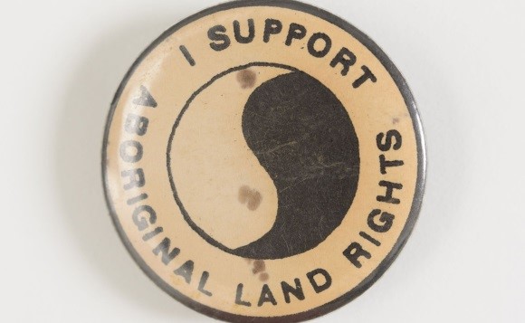 An ‘I support Aboriginal Land Rights’ badge, Australia, 1969-75.