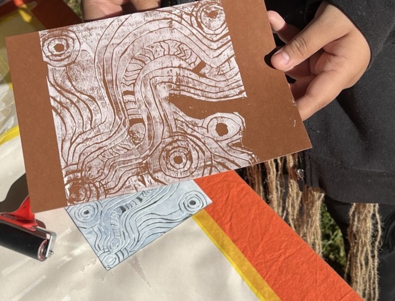 Murray Art Museum Albury (MAMA), Mawang participant with lino print, 2023, photo by Sophie Holvast.